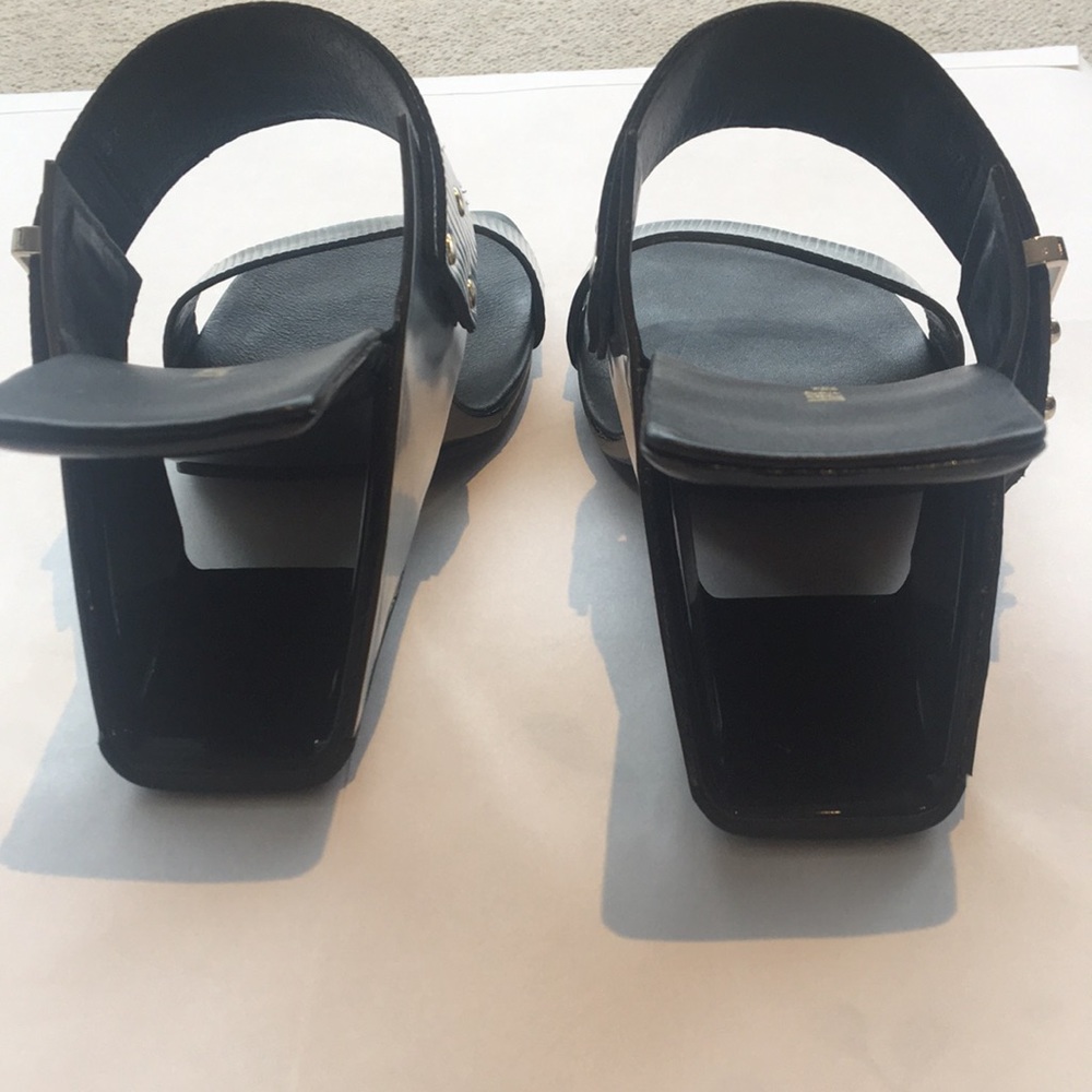 sandals - Picture 2 of 5